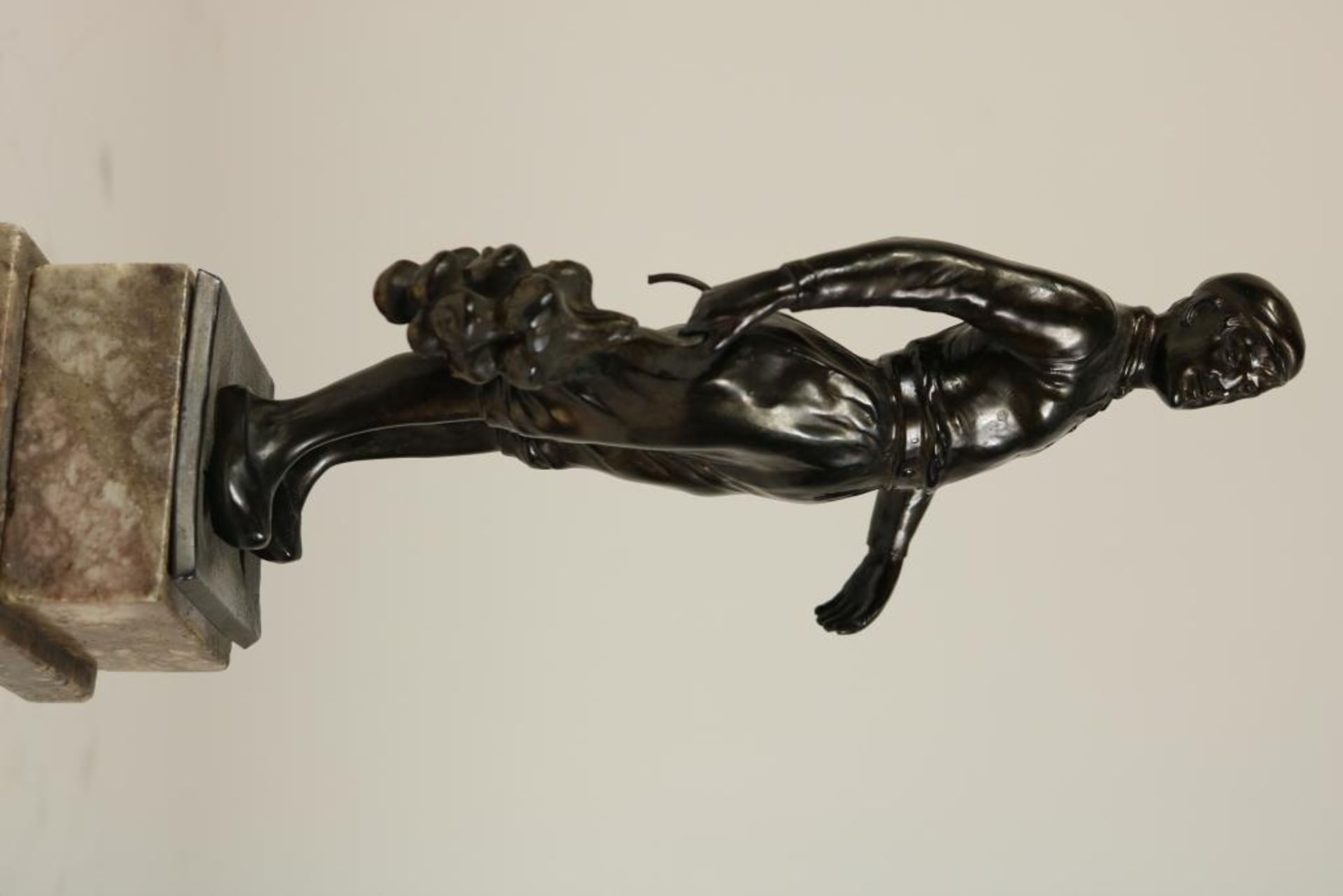 Bronzen sculptuur van boer met fruittros op marmeren voet, h. 26 cm. - Bild 4 aus 4