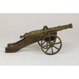 Bronze miniature cannon on wooden affuit, England ca. 1920.Bronzen miniatuur kanon op houten affuit,