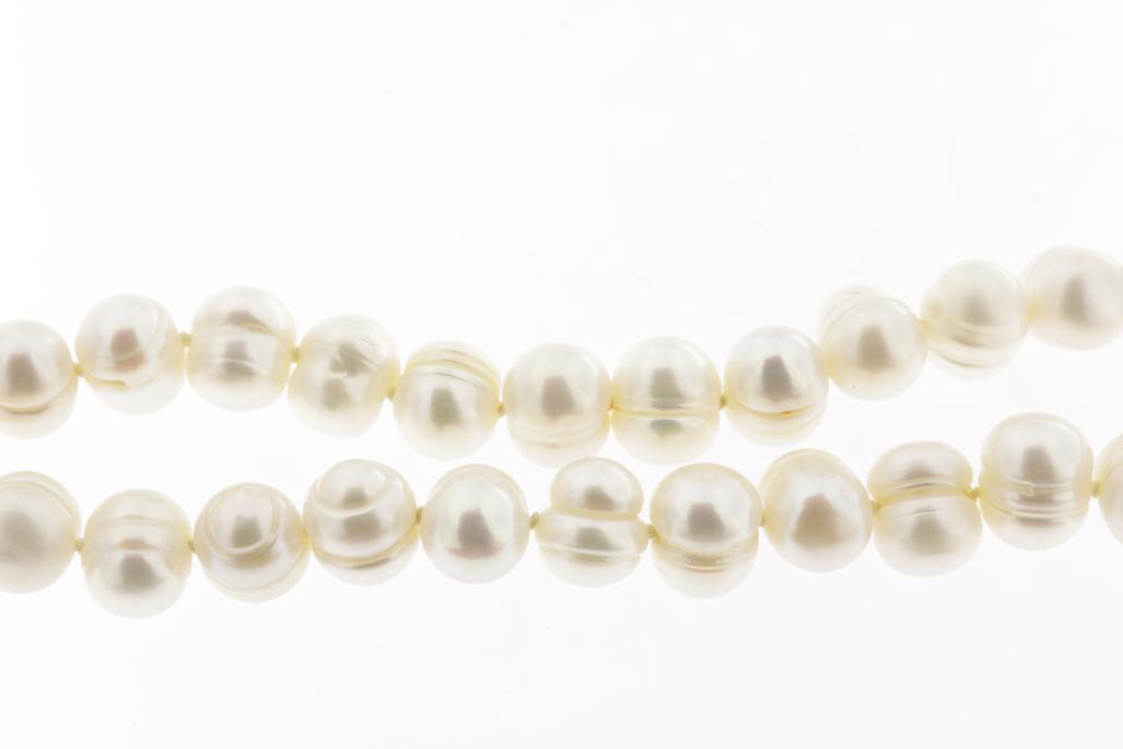 A cultivated pearl necklace with shell cameo in golden mount and golden lock, 585/000, gross w. 99. - Image 4 of 4