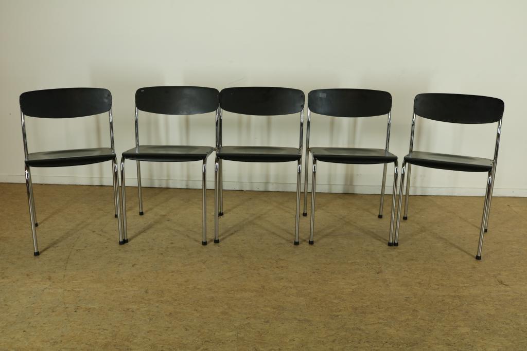 A set of 5 chroom design staple chairsSerie van 5 chromen stapelstoelen met zwarte zitting