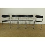 A set of 5 chroom design staple chairsSerie van 5 chromen stapelstoelen met zwarte zitting