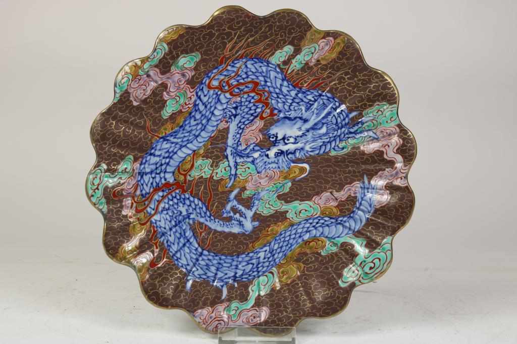 Porcelain bowl, decorated with dragon, Jpaan, diam. 27 cm.Porseleinen gecontouneerde schaal met