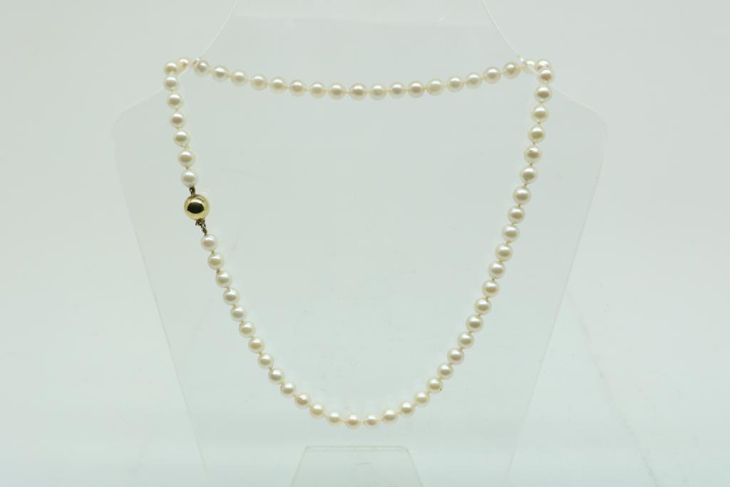 A cultivated pearl necklace with yellow gold lock, 585/000, gross w. 23,2gr, length 45cm.Een cultivé - Image 2 of 2