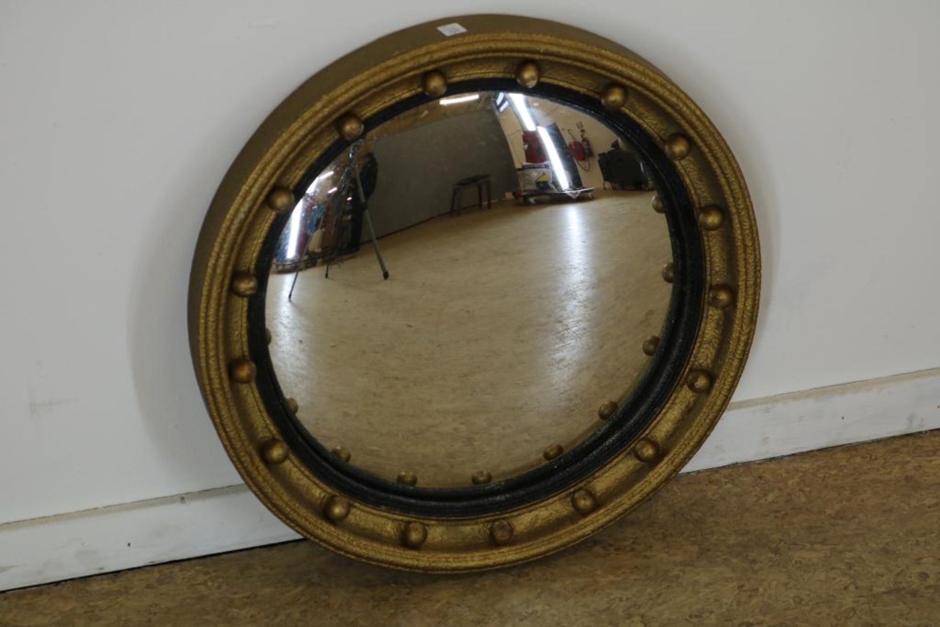 Butlerspiegel in goudlak lijst met bol glas, diam. 45 cm.