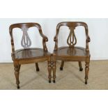A pair of oak chairs with harp in the back, 19th centuryStel eiken harpstoelen, 19e eeuw