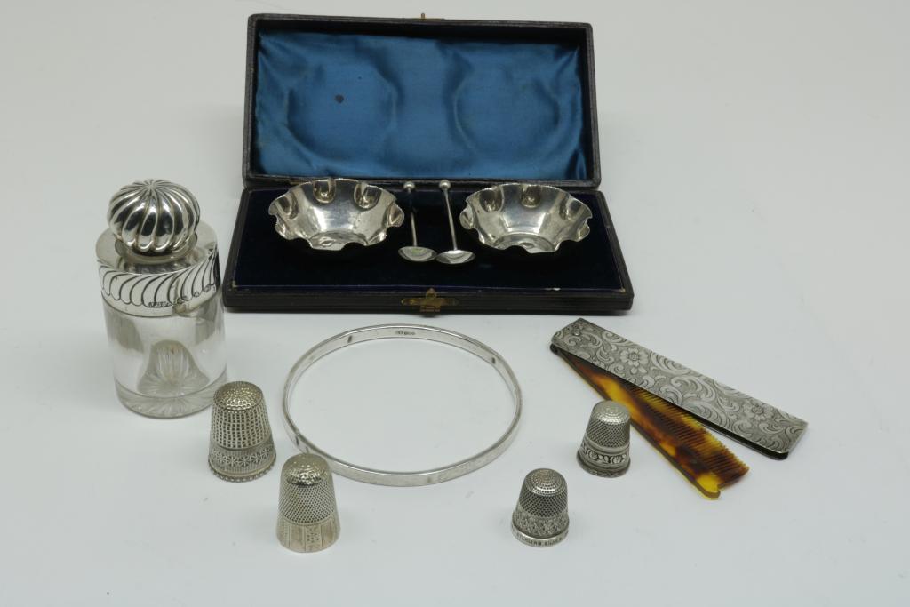 Lot div. silver, wo. two salts with spoon in case, Engeland, 925/000, gross w. 110gr.Lot div.