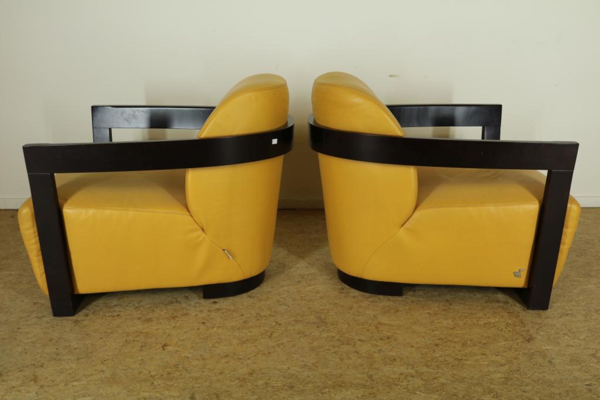 Set design chairs with ocher yellow leather upholstery and wooden armrests, Calia Italy label.Stel - Bild 2 aus 5