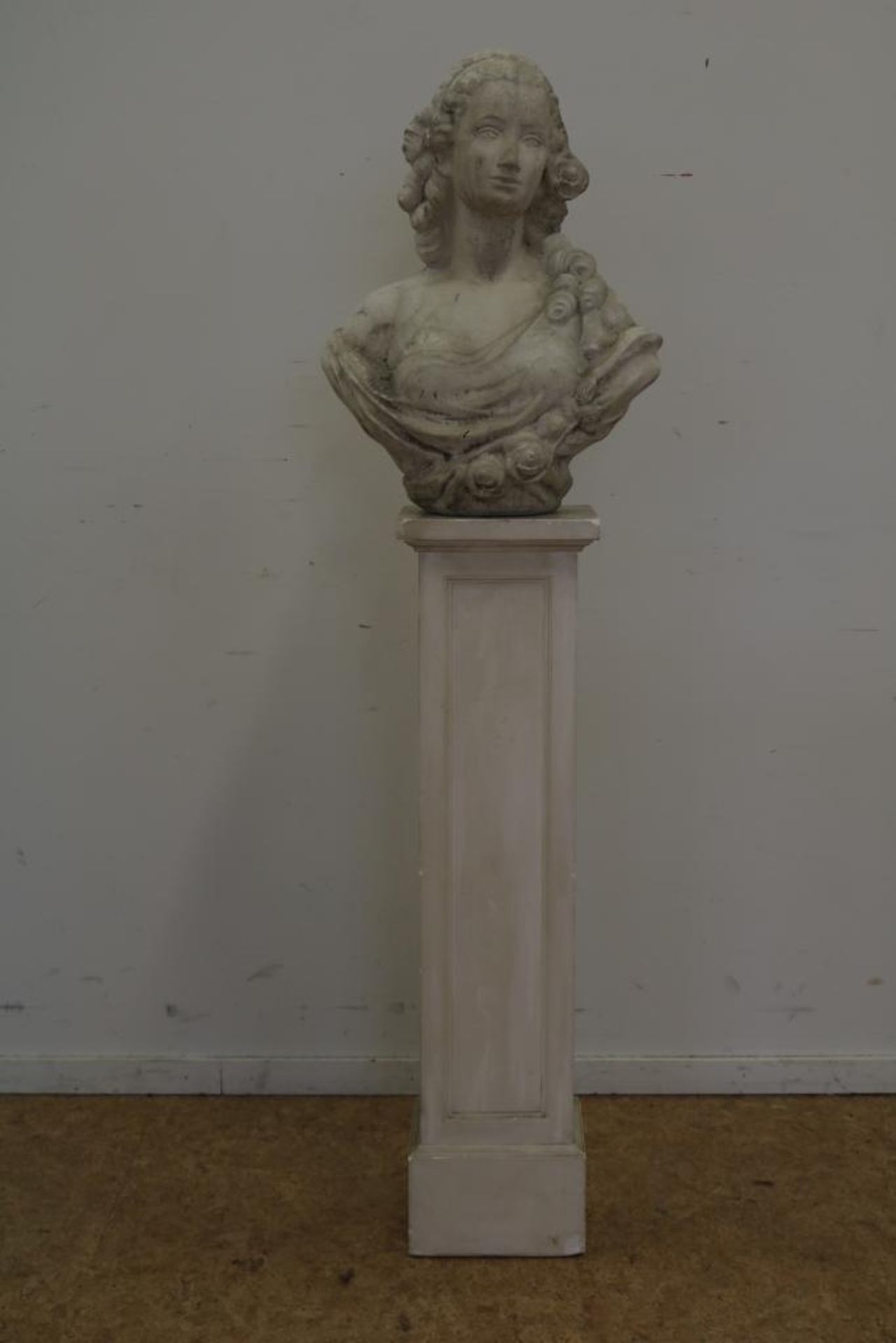 Concrete sculpture of Marie Antoinette, h. 148 cm.Betonnen sculptuur van Marie Antoinette op