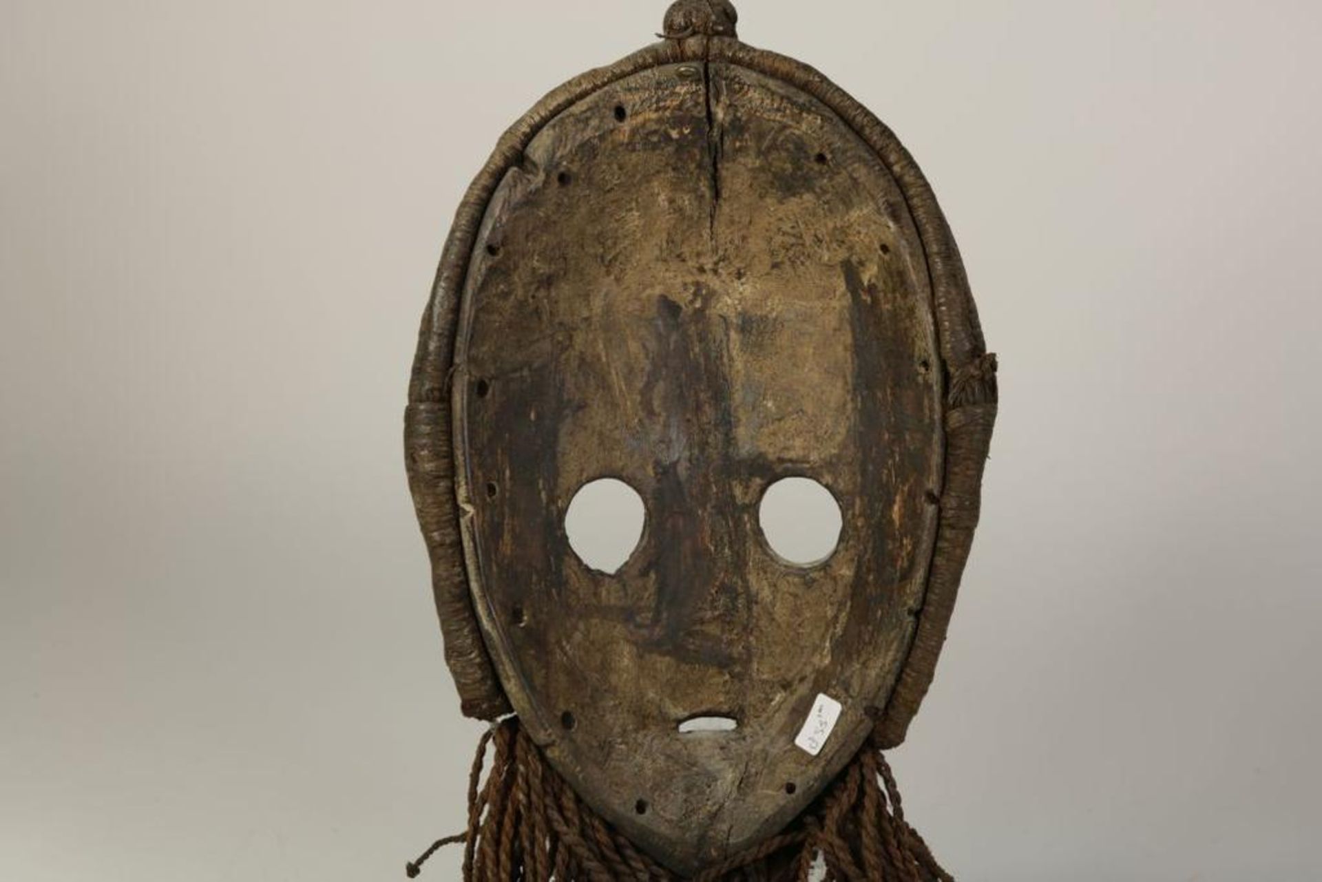 Mask, Côte d'Ivoire, l. 32 cm.Aangezichtsmasker met plantenvezel omkranst, Ivoorkust, Dan, l. 32 - Bild 3 aus 3