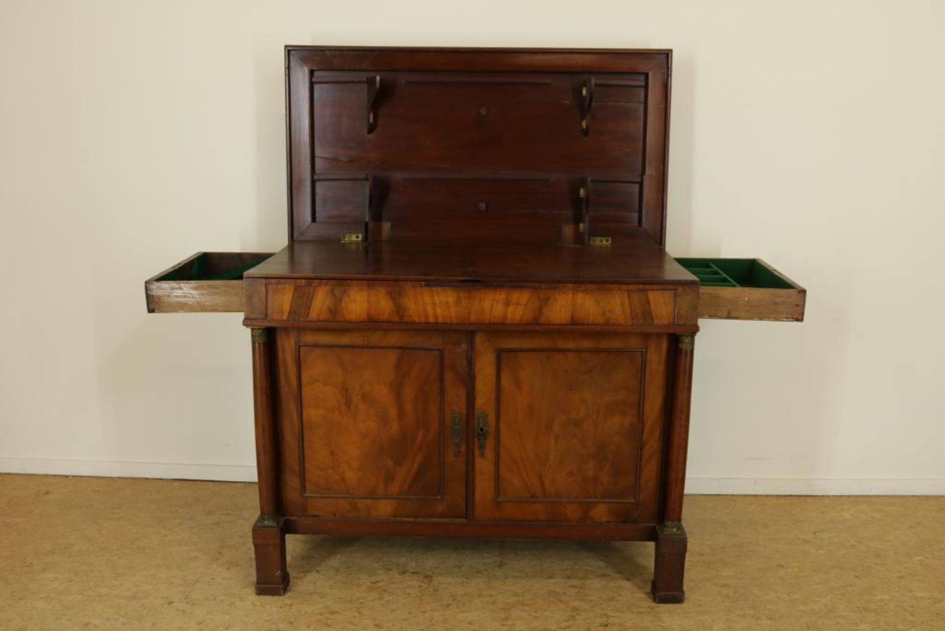 Mahonie Empire klapbuffet met 2 paneeldeuren geflankeerd door pilaren, 19e eeuw, h. 95 br. 117 d. 61 - Bild 3 aus 6