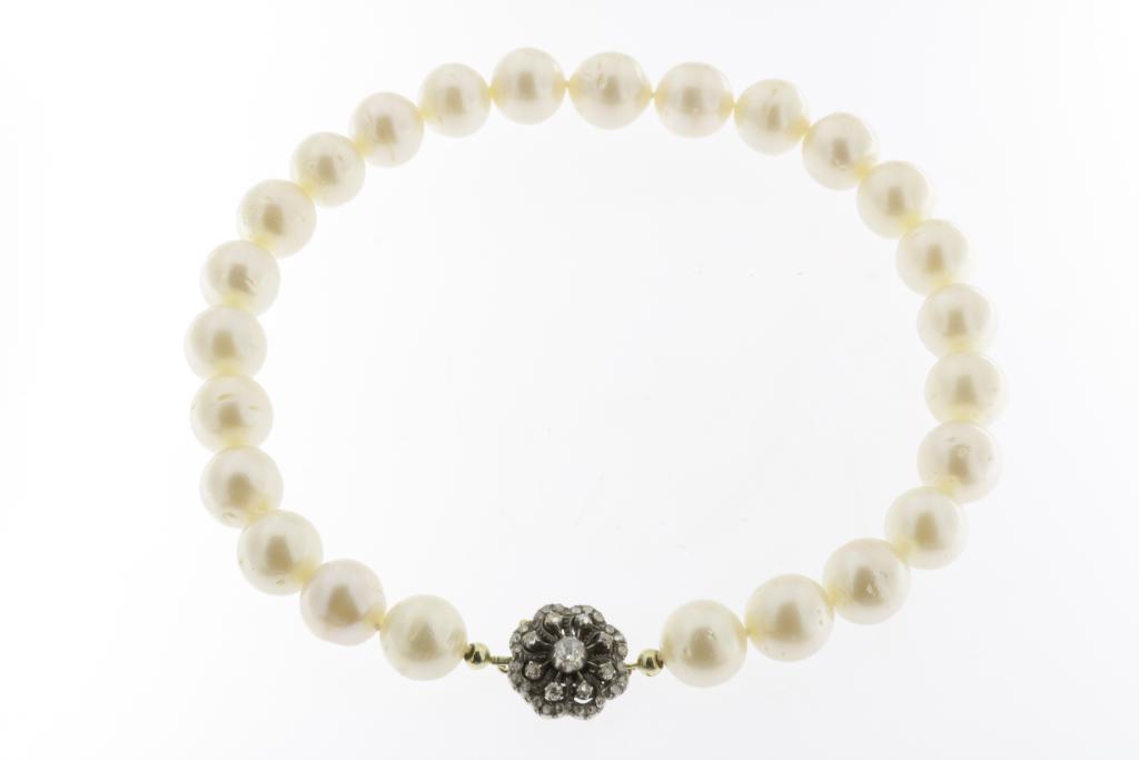 A cultivated South Sea pearl necklace with antique yollw gold and silver lock set with diamonds, - Image 2 of 5
