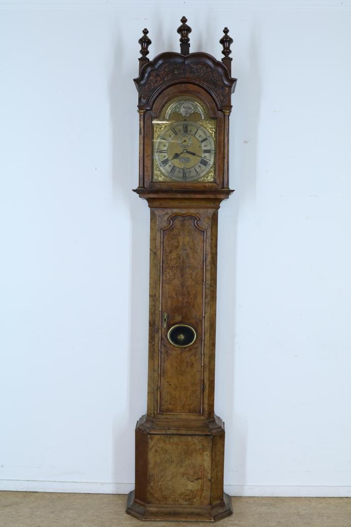 A mid 18th century walnut longcase clock, Robert Crucifix, London, h. 240 cm.Staand horloge met