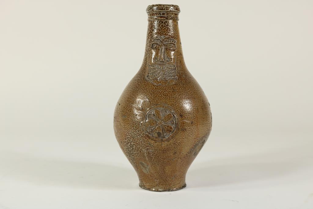 Stoneware bellarmine (beardman) jug, Frechen 17th century, h. 23 cm.Steengoed met tijgerglazuur - Image 2 of 3