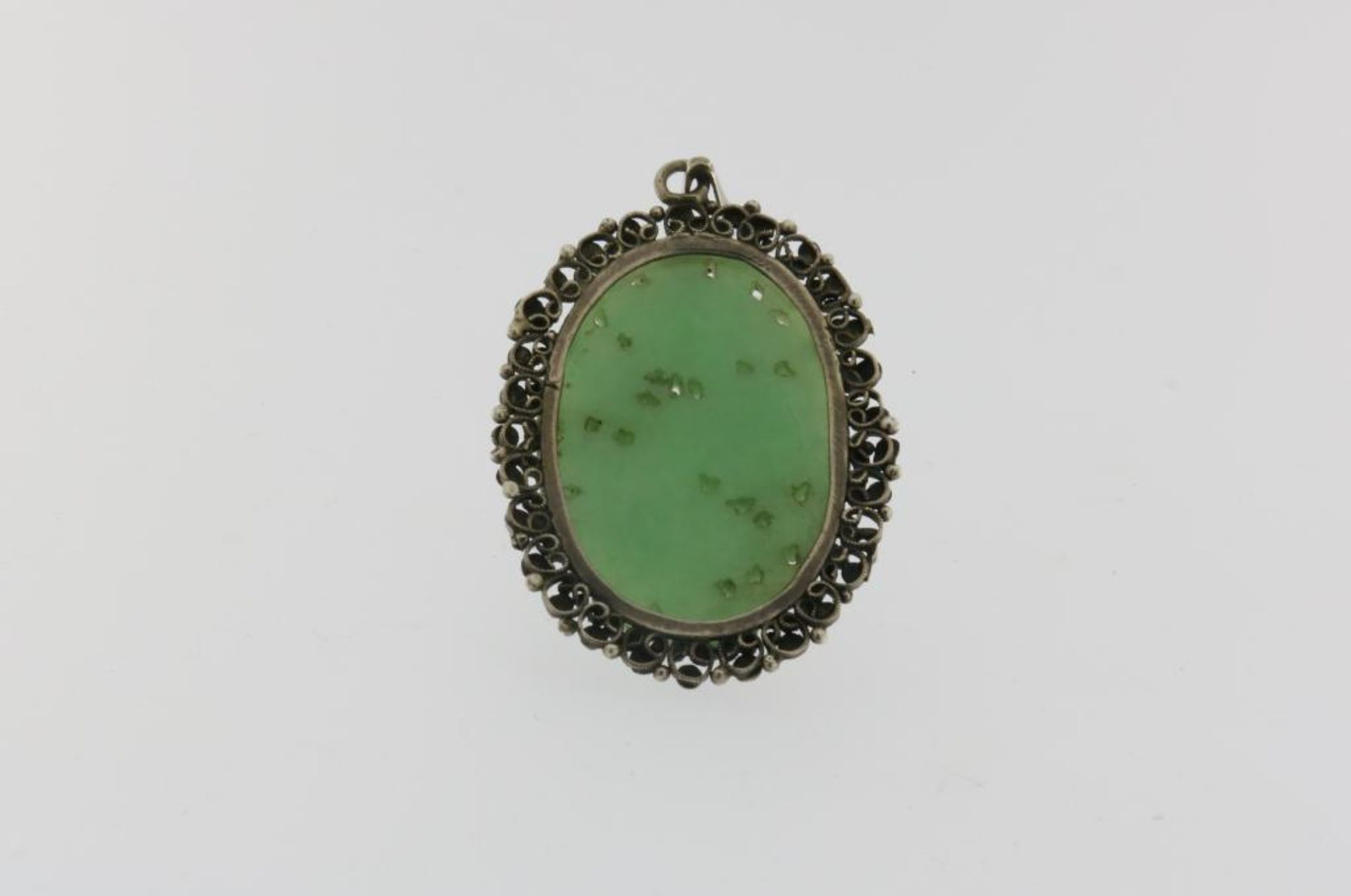 A floral cut jade pendant with silver mount and necklace, 835/000, gross w. 20gr, pendent length - Bild 3 aus 3