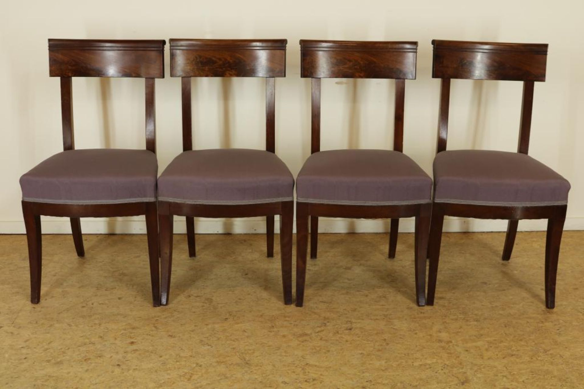 Serie van 4 mahonie stoelen met paarse stoffering, 19e eeuw.