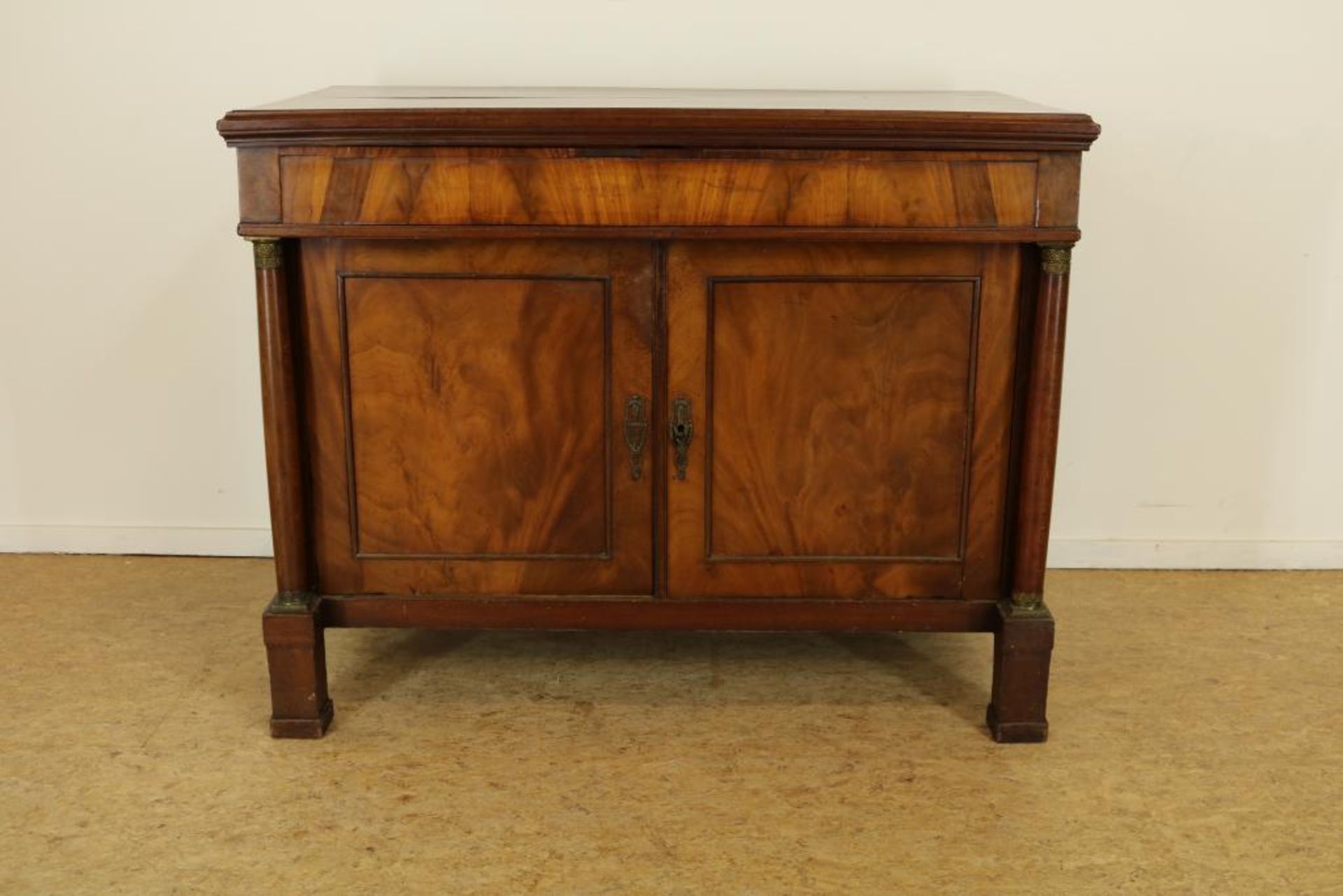 Mahonie Empire klapbuffet met 2 paneeldeuren geflankeerd door pilaren, 19e eeuw, h. 95 br. 117 d. 61