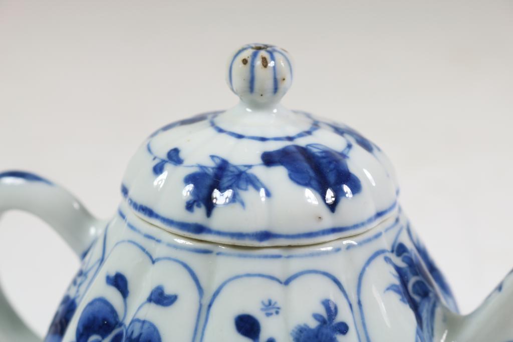 Porcelain Qianlong teapot, China 18th century, h. 10 cm. (chip)Porseleinen Kangxi geribt trekpotje - Image 2 of 6