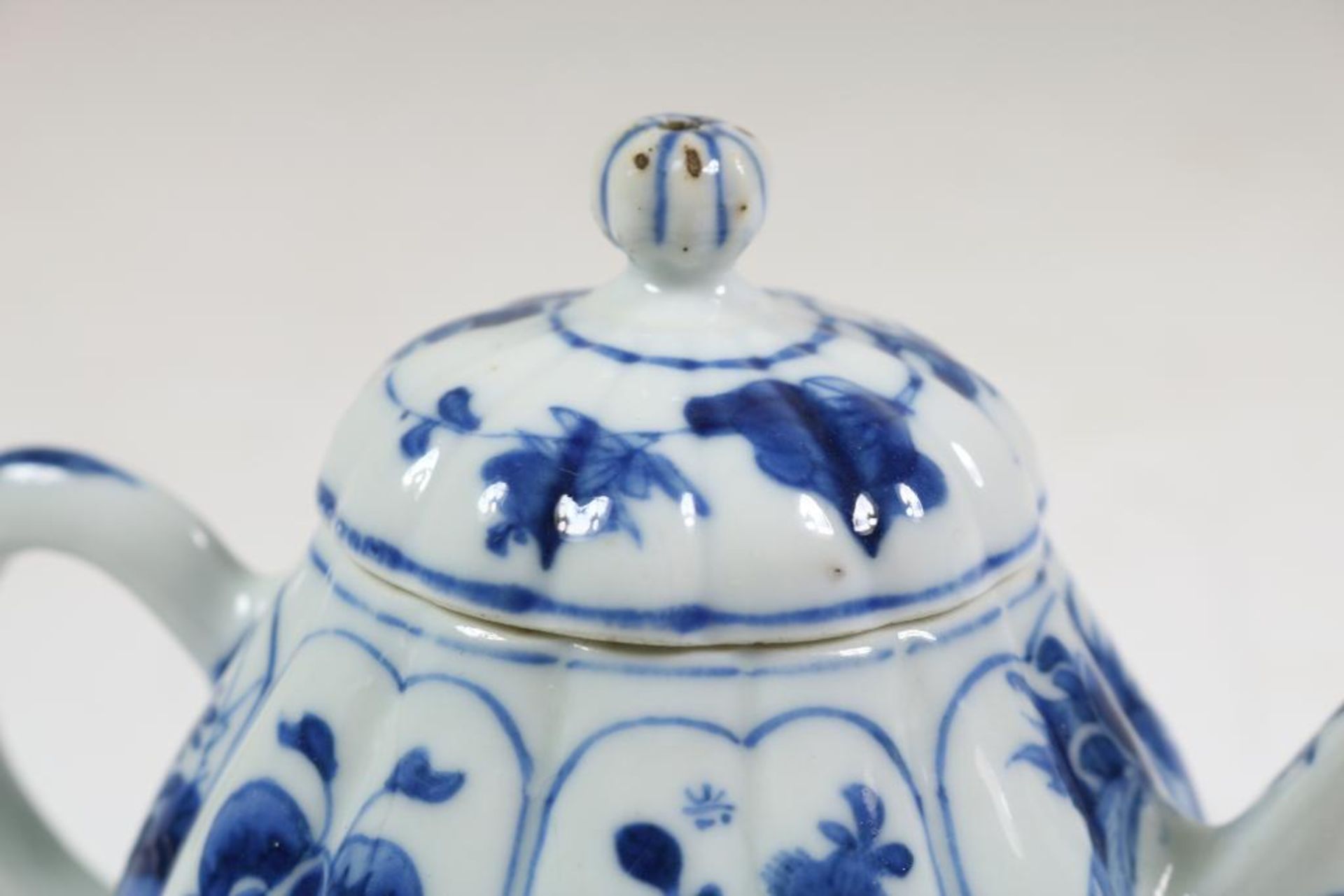 Porcelain Qianlong teapot, China 18th century, h. 10 cm. (chip)Porseleinen Kangxi geribt trekpotje - Bild 2 aus 6