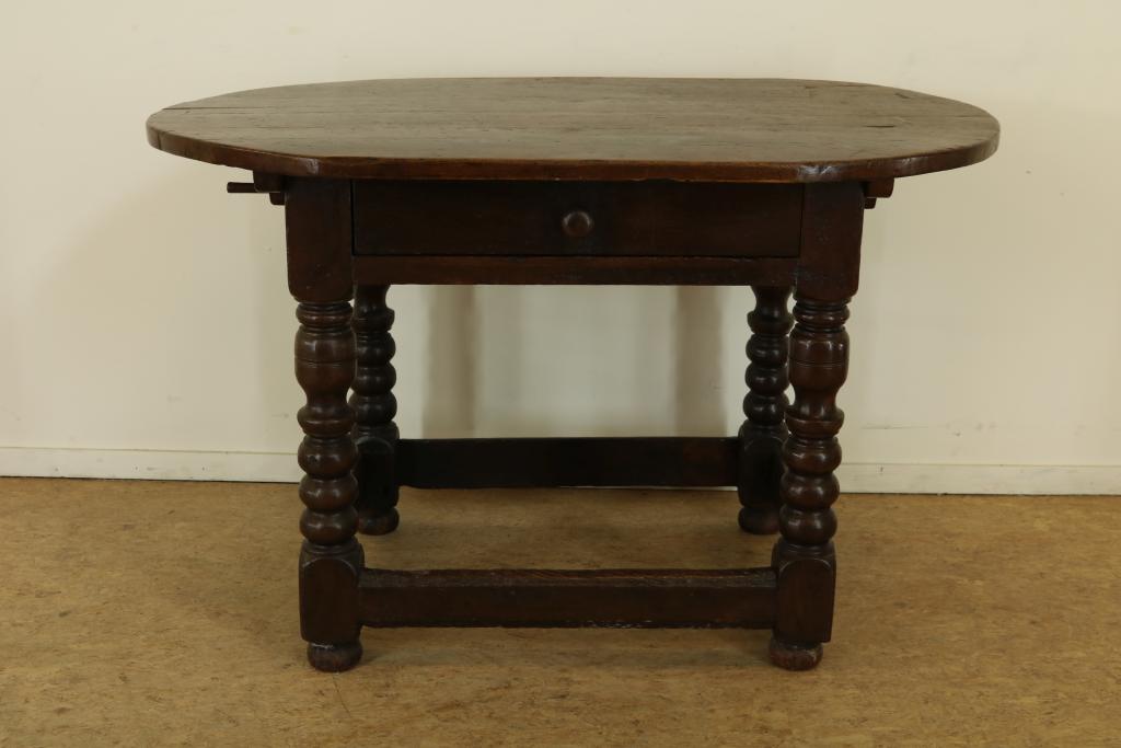 Oak oval table with 1 drawer, 18th century, h. 79 w. 128 d. 79 cm.Eiken ovale tafel met 1 laden,