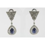 A pair of white gold earrings set with diamonds and sapphires, gross w. 15.7gr, length 4.5cm.Een