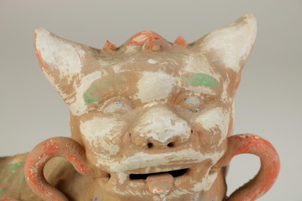 Polychroom terracotta sculptuur van Foo-hond, China 20e eeuw h. 24 cm. - Image 2 of 3