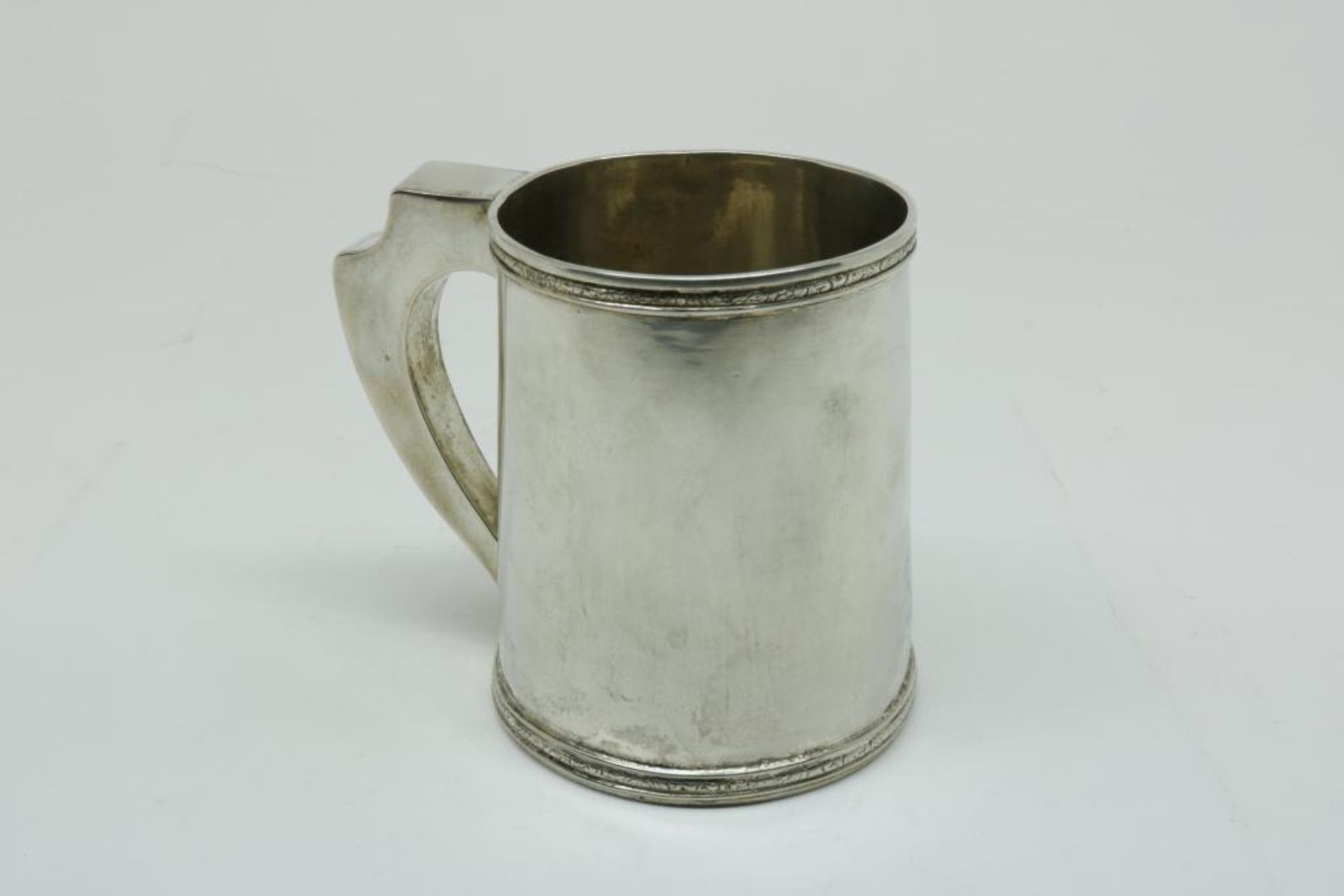 A silver tankard, 835/000, gross w. 268gr, height 10cm.Een zilveren pul, 835/000, br.gew. 268gr,