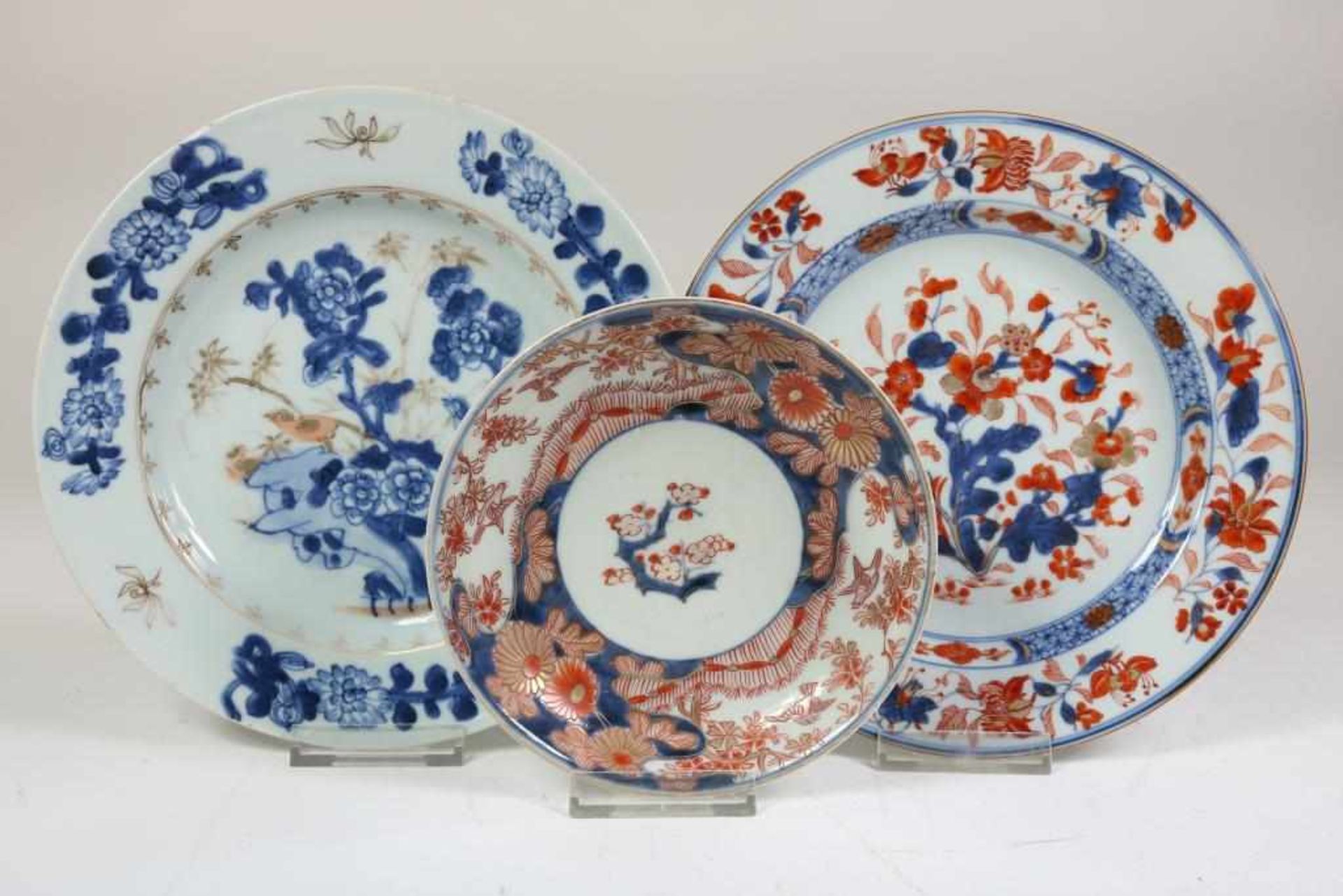 Lot van een porseleinen Qianlong bord met Imari decor, diam. 23 cm. (haarlijn), porseleinen Qianlong