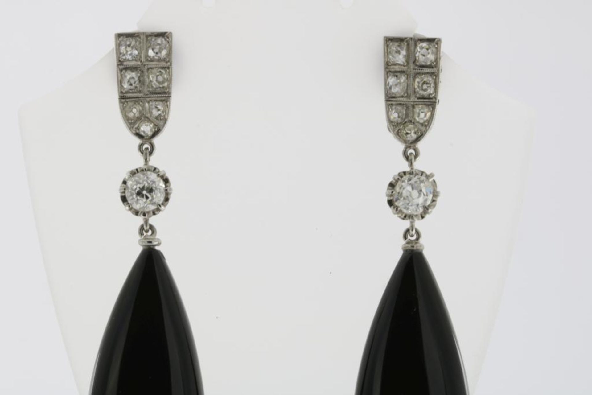 A pair of white gold dropearrings set with old cut diamonds and onyx, 585/000, gross w. 10.7gr, - Bild 2 aus 3