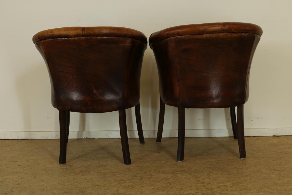 Pair of 2 leather club chairsStel clubfateuils bekleed met leer en siernagels, rustend op eiken - Image 2 of 3