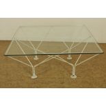 White iron design side table with glass top, h. 39 w. 92 d. 92 cm.Wit ijzeren design salontafel