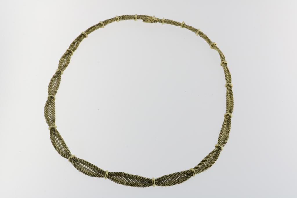 A yellow gold, braided necklace, 585/000, br.gew. 30,2gr, length 44,5cm.Een geelgoud gevlochten