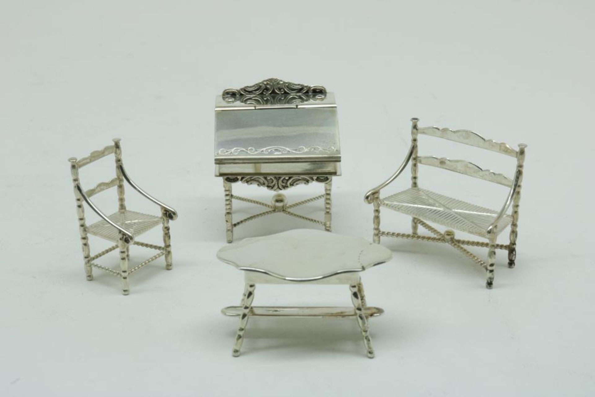 Lot silver miniatures, ao. a bench, 835/000, gross w. 98gr.Lot zilveren miniaturen, wo. bankje,