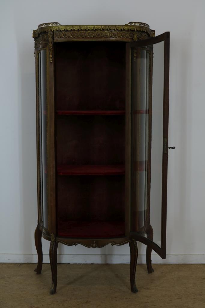 Mahogany Louis XV-style vitrine with one glass door.Mahonie Louis XV-stijl pronkvitrine met marmeren - Image 2 of 4