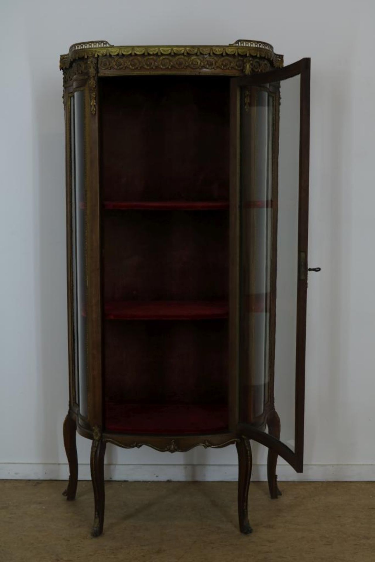 Mahogany Louis XV-style vitrine with one glass door.Mahonie Louis XV-stijl pronkvitrine met marmeren - Bild 2 aus 4