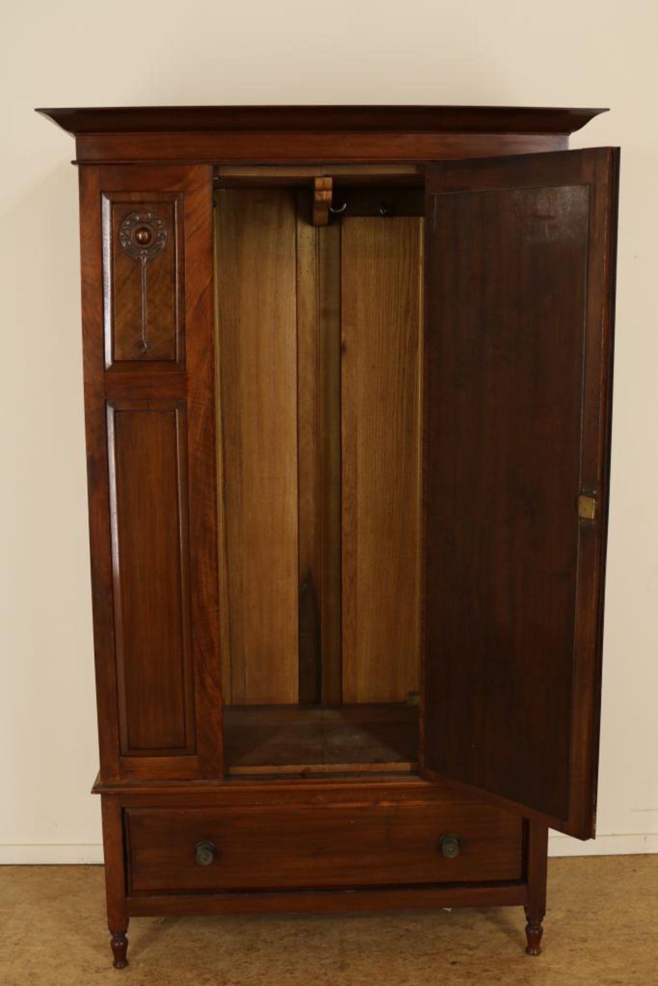 Mahonie kledingkast met geslepen spiegeldeur en 2 panelen met gestoken decoratie en een lade, - Bild 3 aus 3