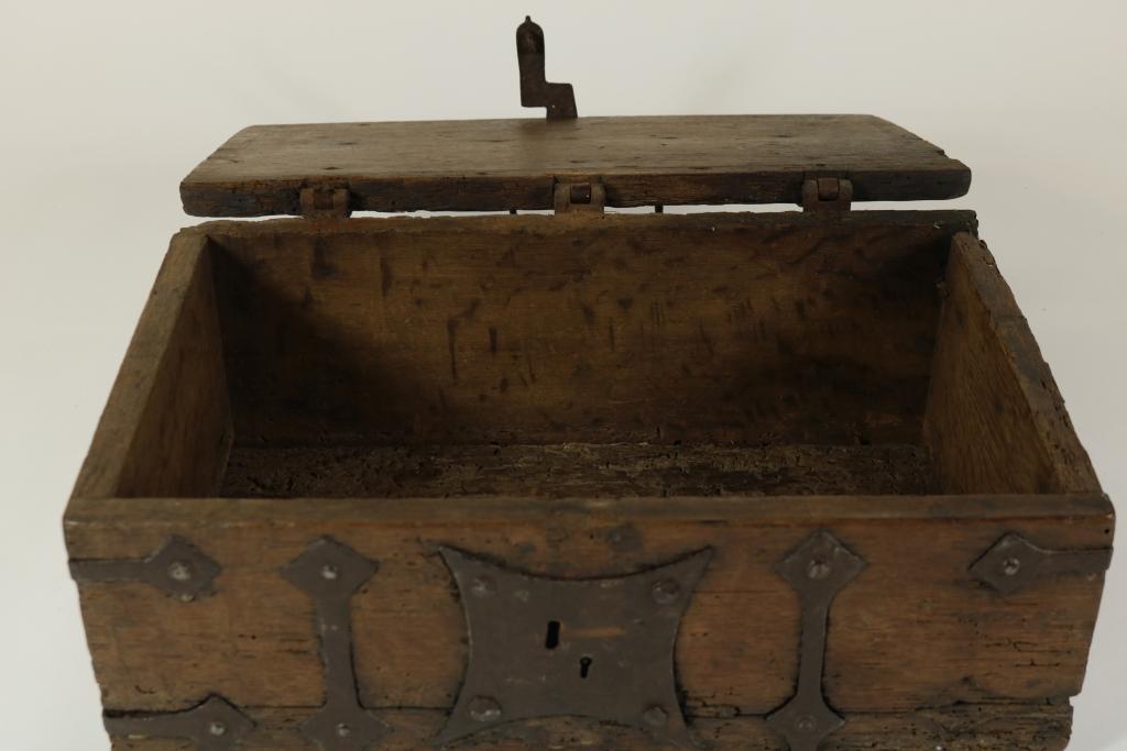 Oak small money trunk with iron, 17/18th century.Eiken geldkist met ijzeren banden en slotplaat, - Image 2 of 3