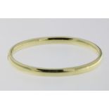 A yellow gold brachelet, 585/000, gross w. 12 gr, width inside 6cm.Een geelgouden stijve,