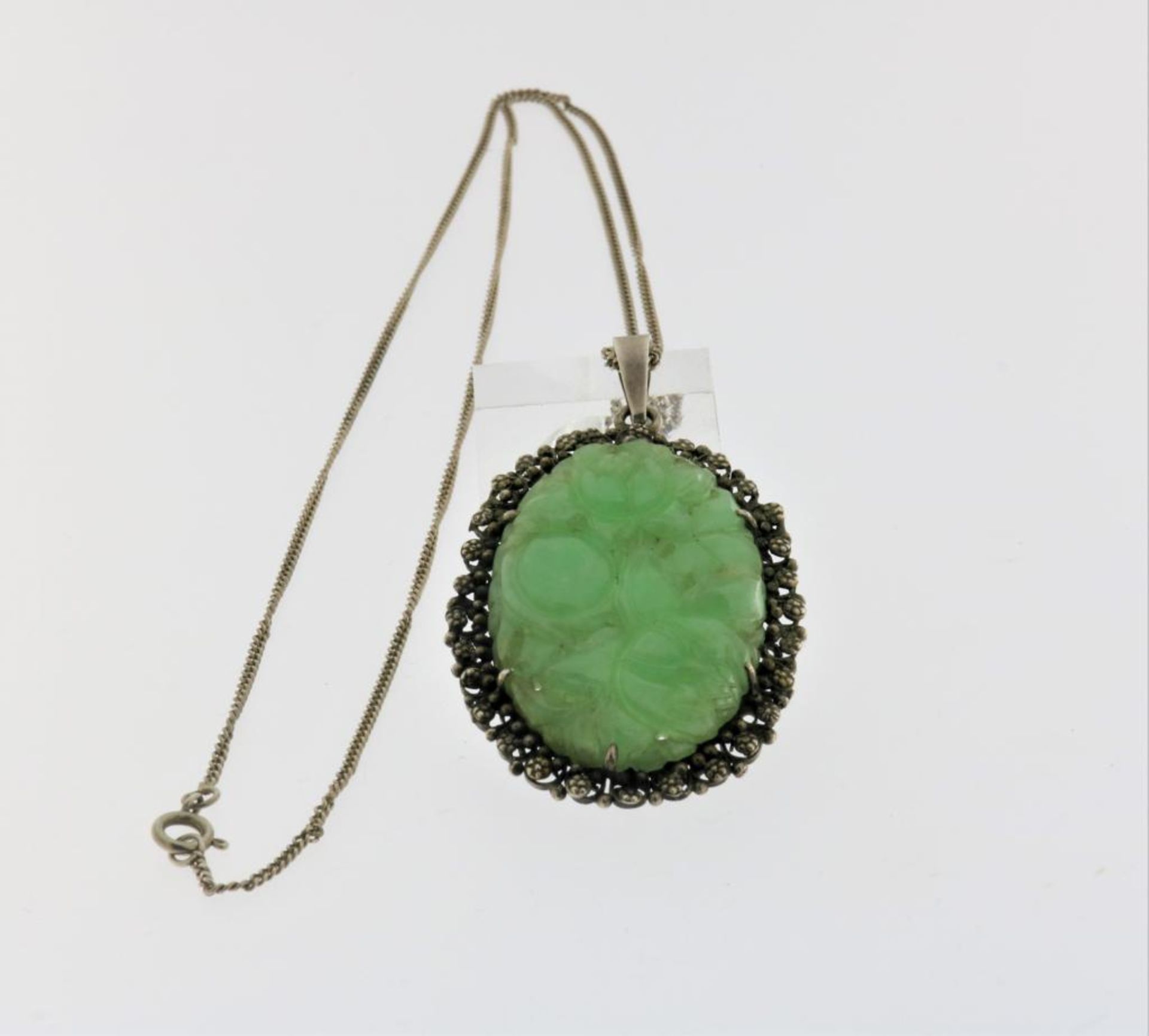 A floral cut jade pendant with silver mount and necklace, 835/000, gross w. 20gr, pendent length - Bild 2 aus 3