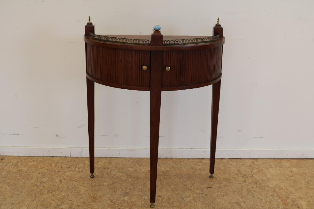 Mahogany crescent table with two roll doors, h. 82, w. 66, d. 34 cm.Mahonie halve maantafel met 2