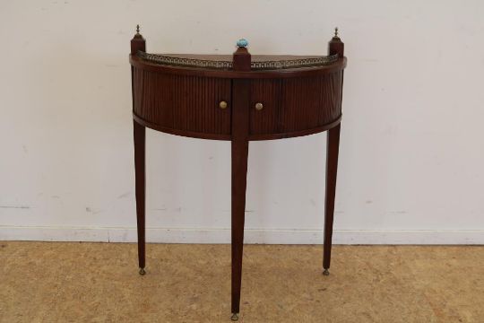 Mahogany crescent table with two roll doors, h. 82, w. 66, d. 34 cm.Mahonie halve maantafel met 2 - Image 1 of 4