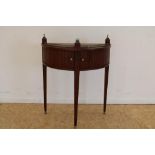 Mahogany crescent table with two roll doors, h. 82, w. 66, d. 34 cm.Mahonie halve maantafel met 2