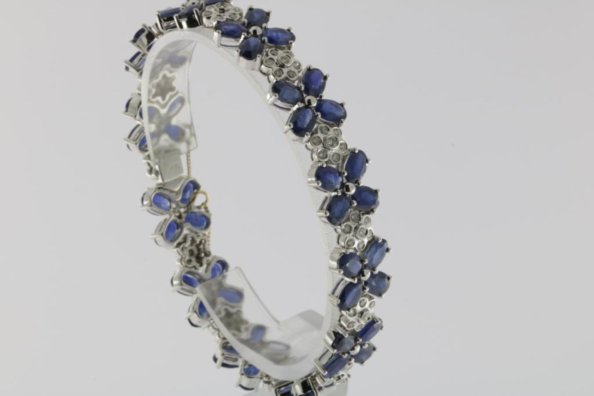 A white gold bracelet with matching earings and pendant, set with diamonds and sapphires, 750/000, - Bild 3 aus 3