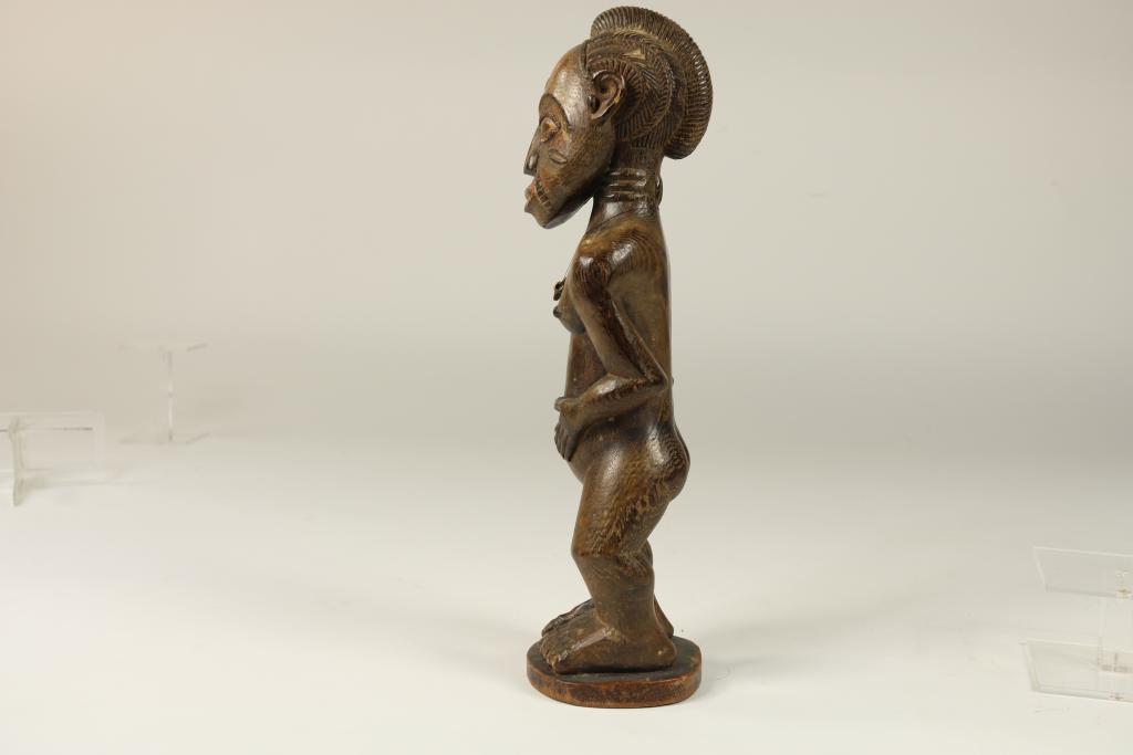 Lot of a female and a man sculpture, Afrika, h. 25 and 39 cm.Lot van een vrouwen en mannenfiguur - Image 9 of 9