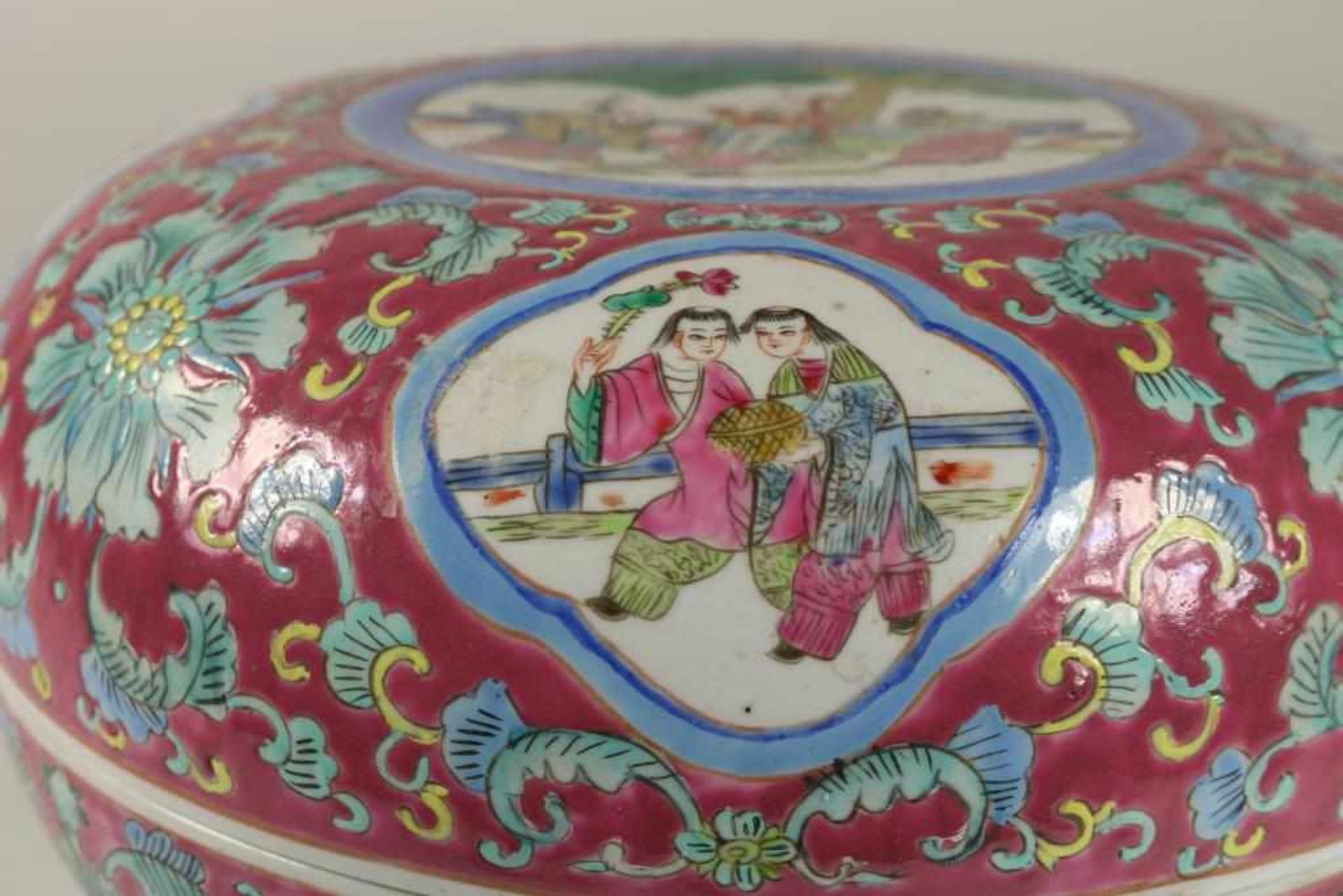 Porcelain Famille-Rose bowl with cover, decorated with figures, marked with sealmark, China 20th - Bild 2 aus 7