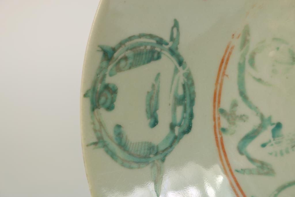 Porcelain Swatow Wucai charger, China Ming Period, diam. 37 cm.Porseleinen Swatow schotel met - Image 3 of 6