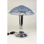 Verchroomde Art Deco tafellamp met blauw satine glaskap met relief decor, h. 43 cm.