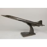 Metal scale model of Concorde, h. 25 cm. l. 60 cm.Metalen schaalmodel van Concorde, h. 25 cm. l.