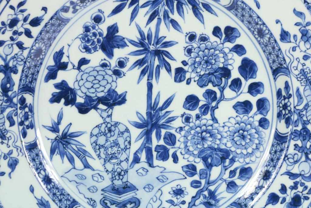 Porcelain Qianlong dish decorated with flowers, China 18th century, diam.Porsleinen Qianlong schotel - Image 2 of 3