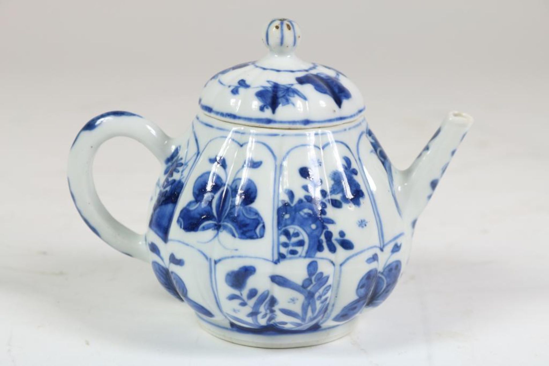 Porcelain Qianlong teapot, China 18th century, h. 10 cm. (chip)Porseleinen Kangxi geribt trekpotje