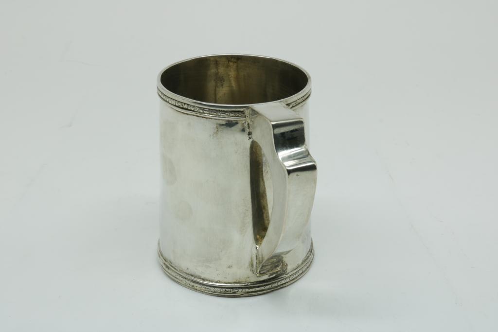 A silver tankard, 835/000, gross w. 268gr, height 10cm.Een zilveren pul, 835/000, br.gew. 268gr, - Image 2 of 3